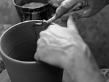 Traditionelle Handarbeit auf der Drehscheibe - Bild: Linck Keramik