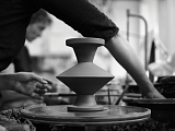 Vase V77 auf der Drehscheibe - Bild: Linck Keramik